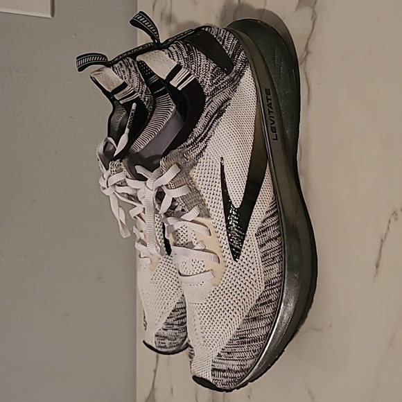 Brooks Levitate 4 Running Training Athletic Sneakers Wmn 9.5 Black White DNA AMP - Picture 6 of 16